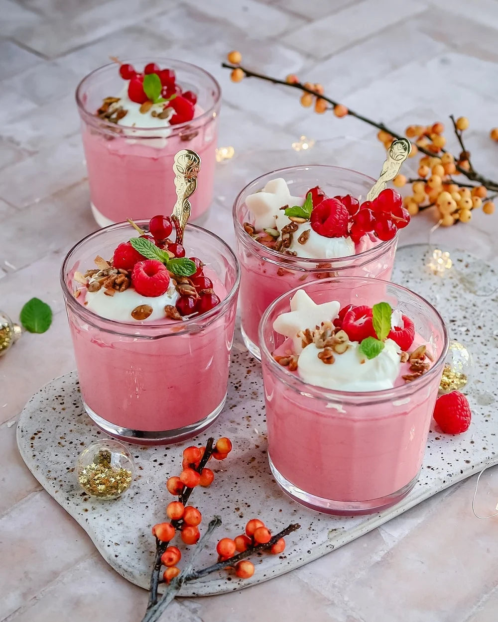 Frambozenmousse met vers fruit