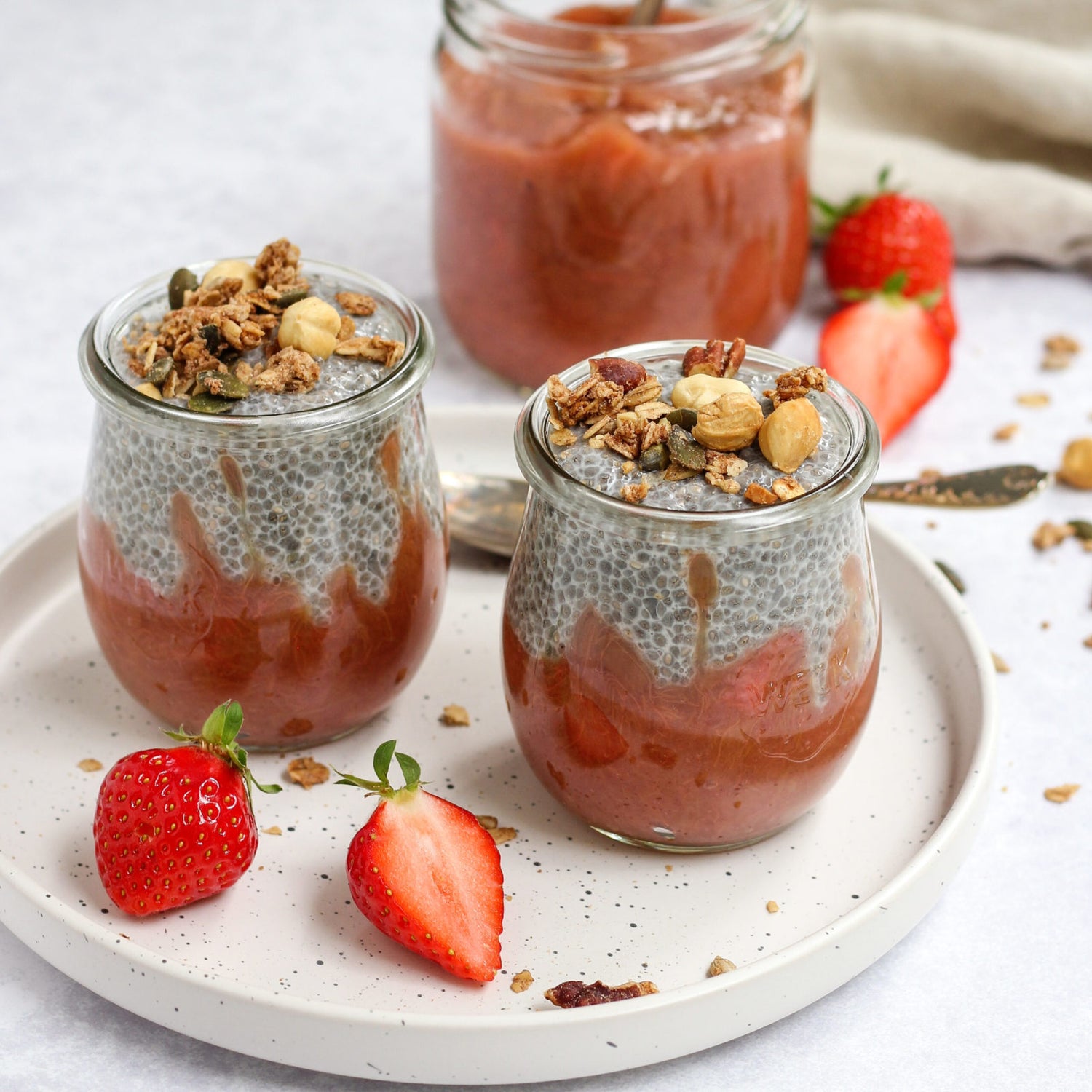 Chia pudding met rabarber-aardbei compote