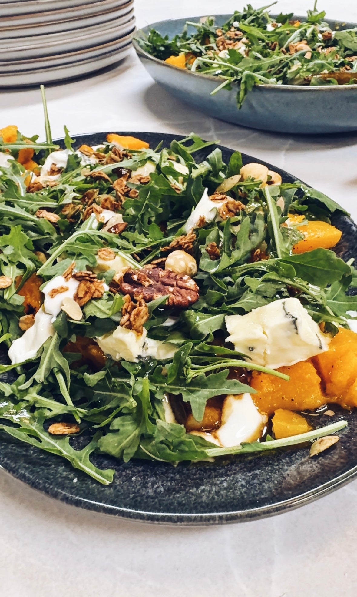 Binnenstebuiten herfstsalade met pompoen, peer en granola
