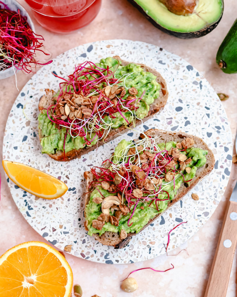 Avocado toast met Crunchy Nuts granola