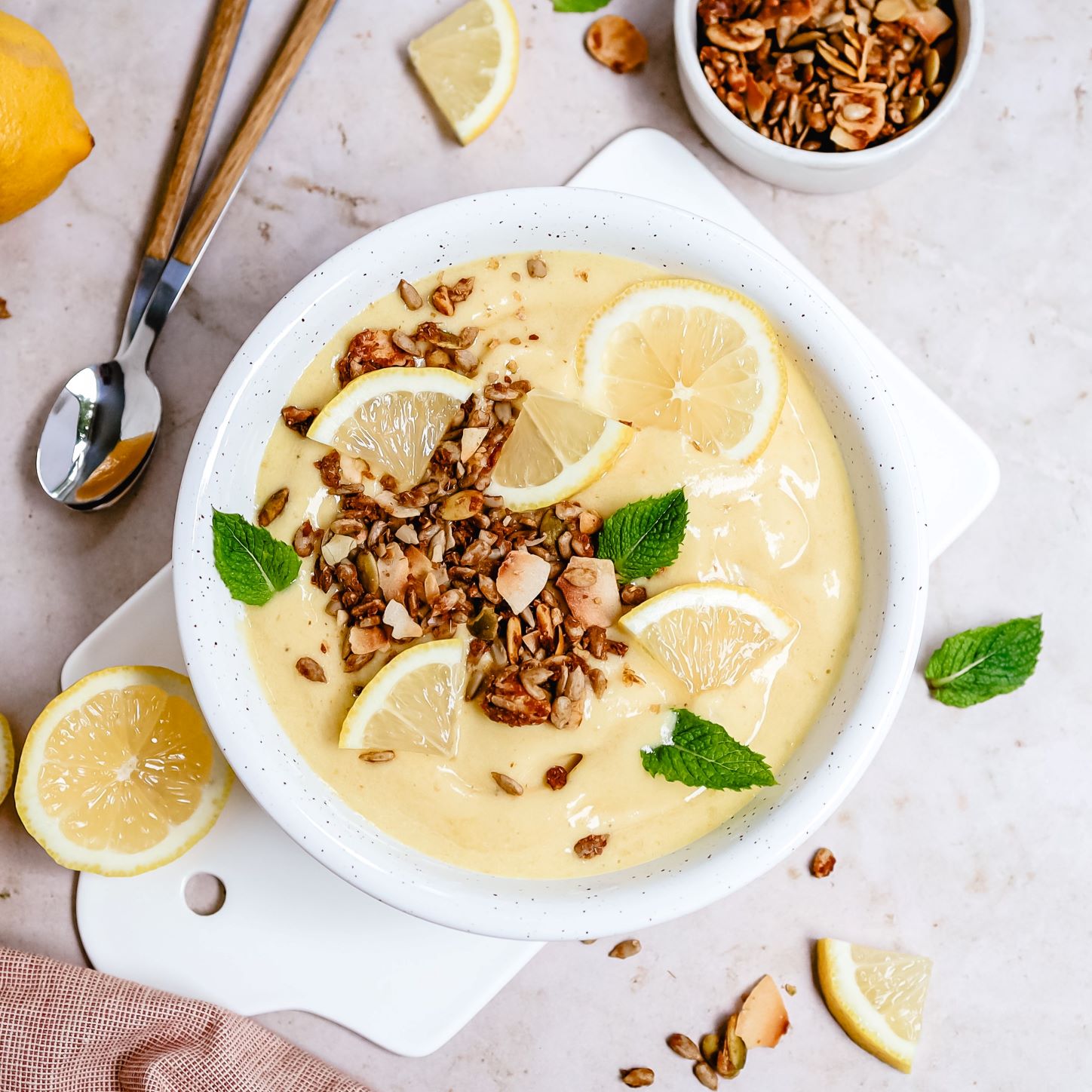 Smoothiebowl met banaan, ananas en citroen