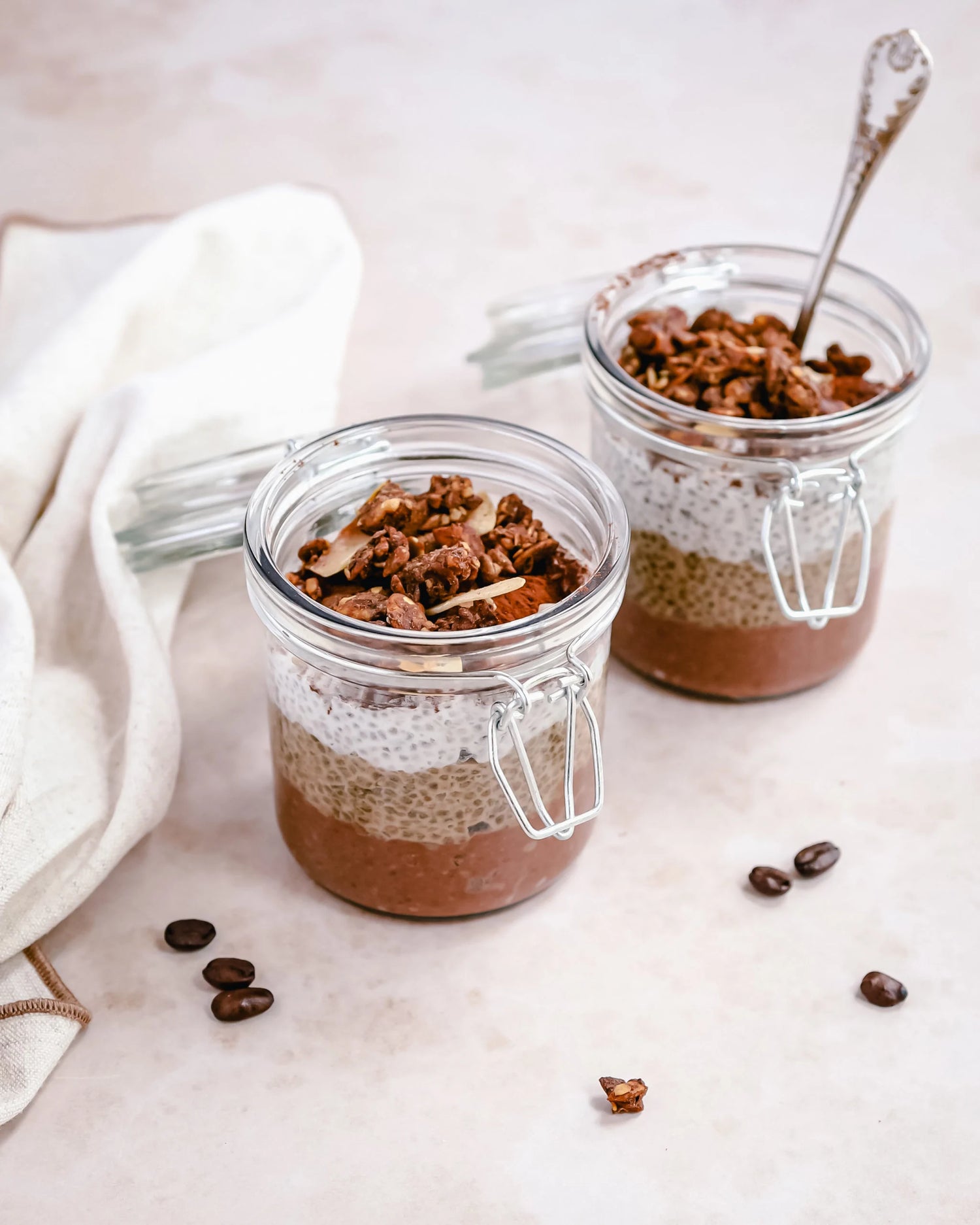 Mokka-chiapudding met Koffie Keto Granola