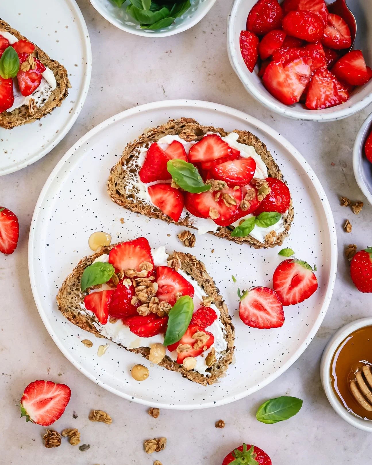 Toast met ricotta, balsamico-aardbeien en granola