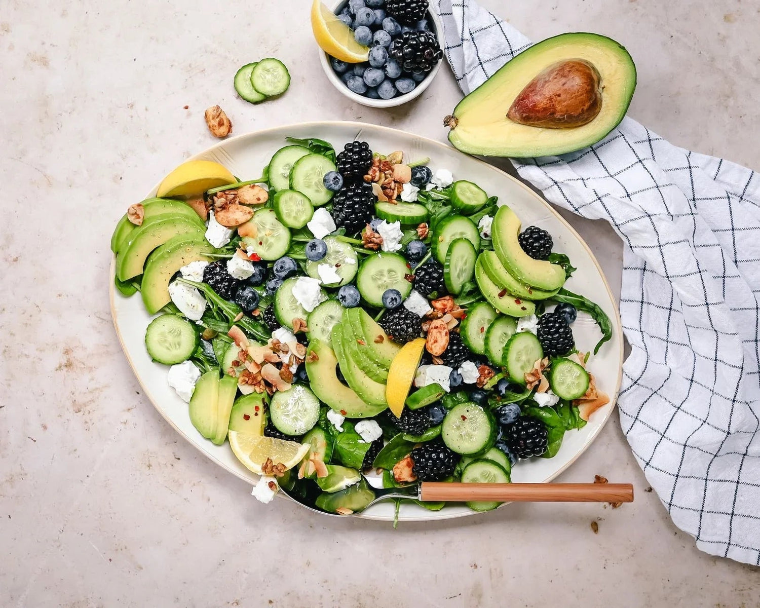 Salade van zomerfruit, avocado, geitenkaas & granola