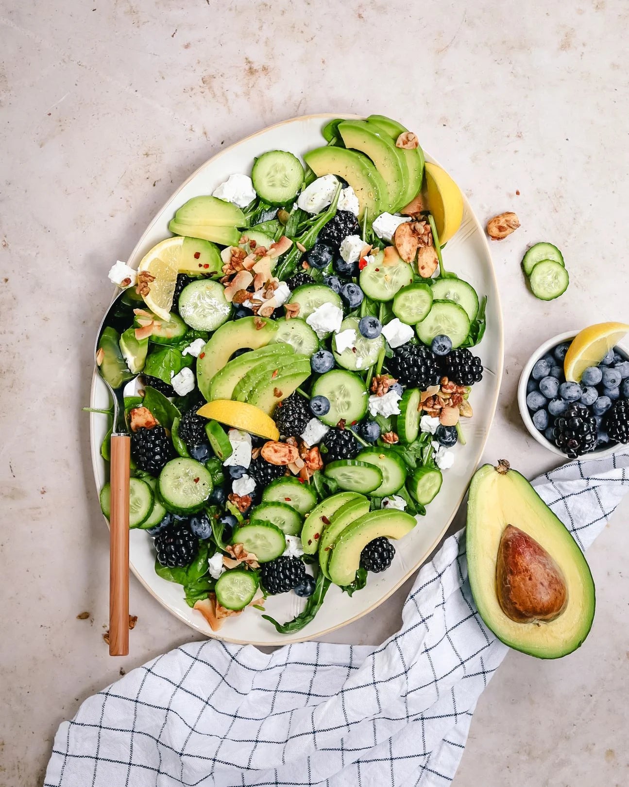 Salade van zomerfruit, avocado, geitenkaas & granola