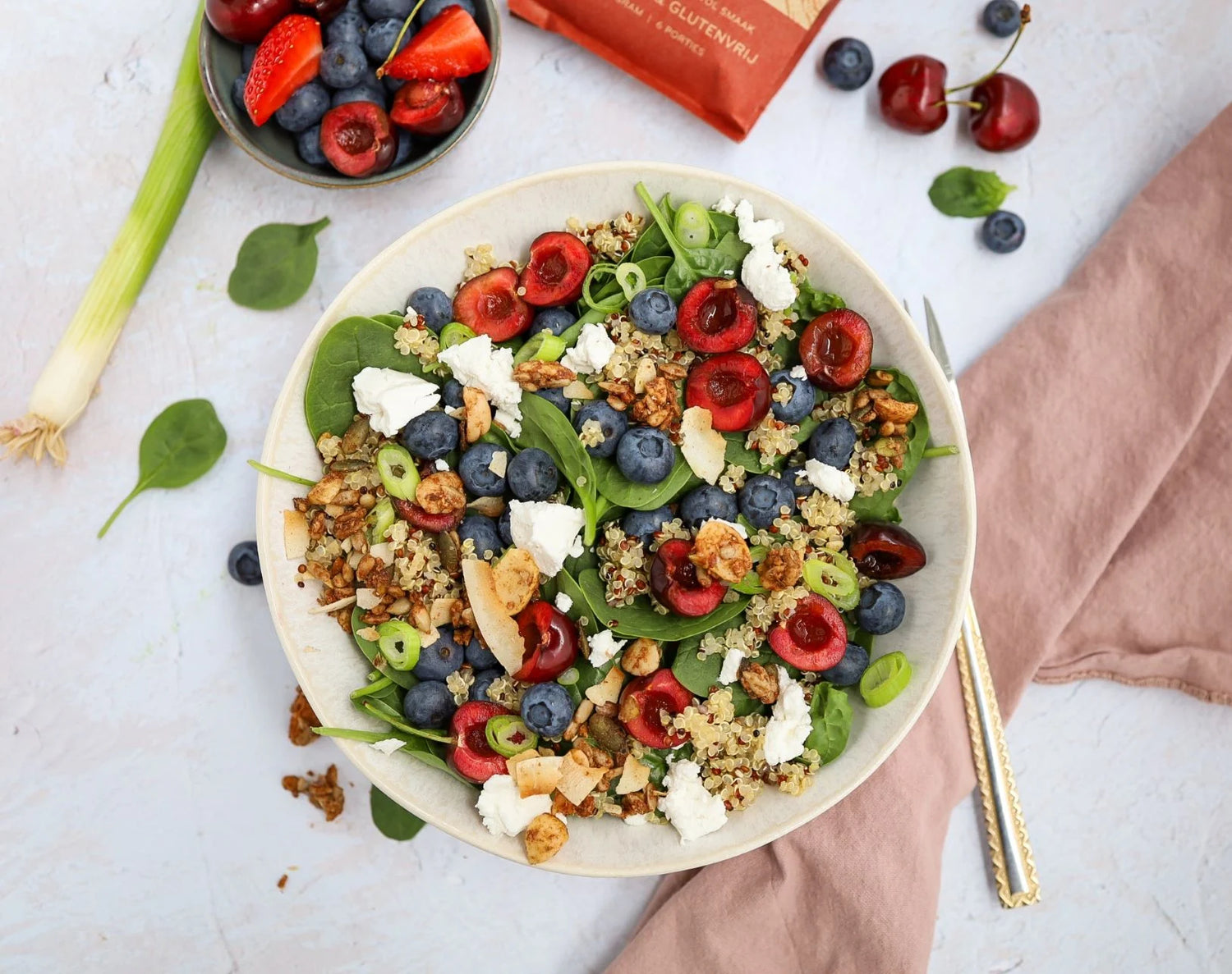 Zomerse spinazie salade met quinoa, kers en paleo granola