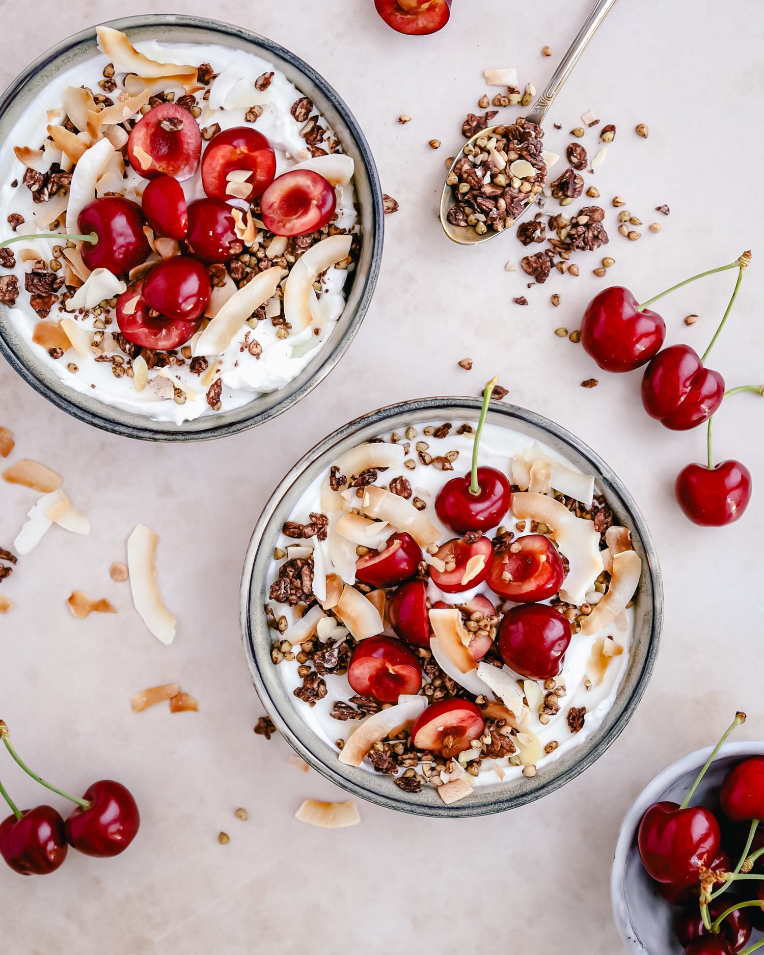 Yoghurtbowl met kersen, geroosterde kokos & granola