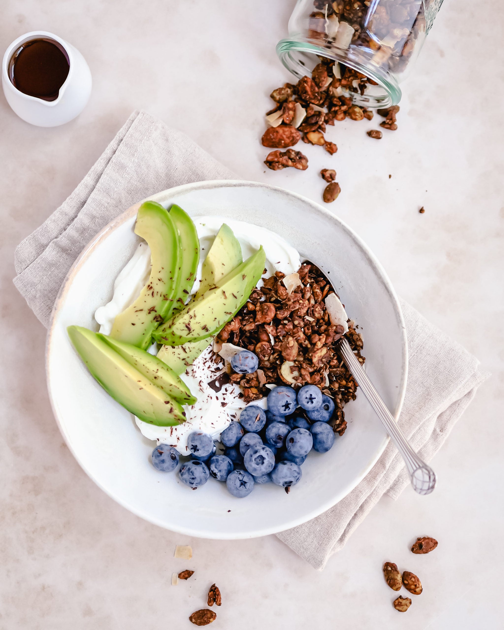 Yoghurtbowl met blauwe bes, avocado en Koffie Keto Granola