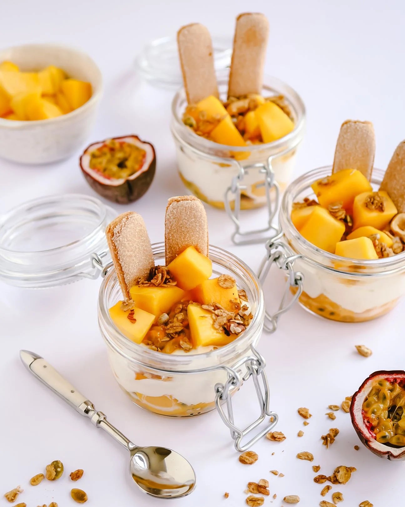 Mini yoghurtpotjes met mango en passievrucht