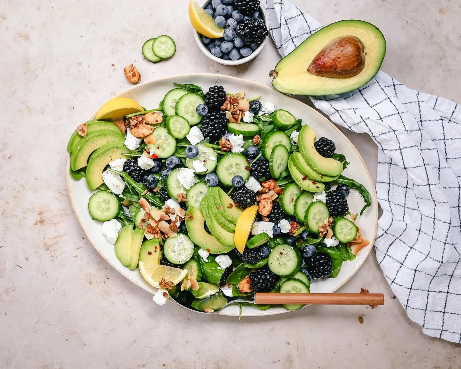 Salade van zomerfruit, avocado, geitenkaas & granola