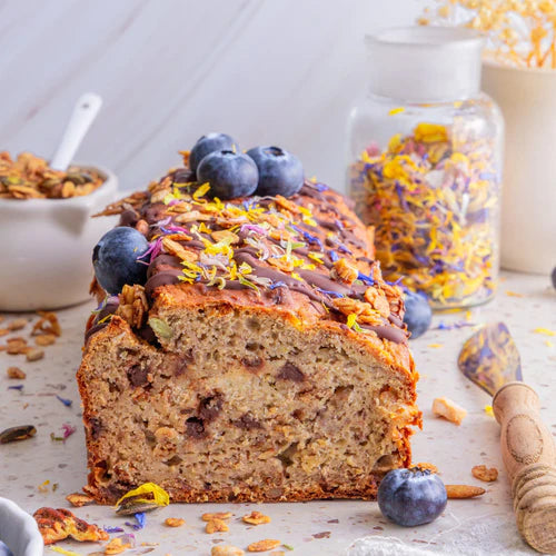 Bananenbrood met chocola, granola en gedroogde bloemen