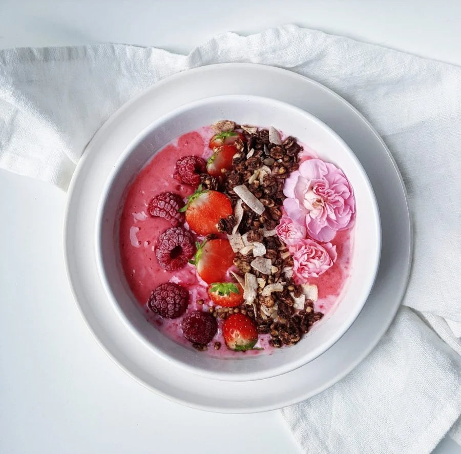 Frozen yoghurt ontbijt met vers fruit
