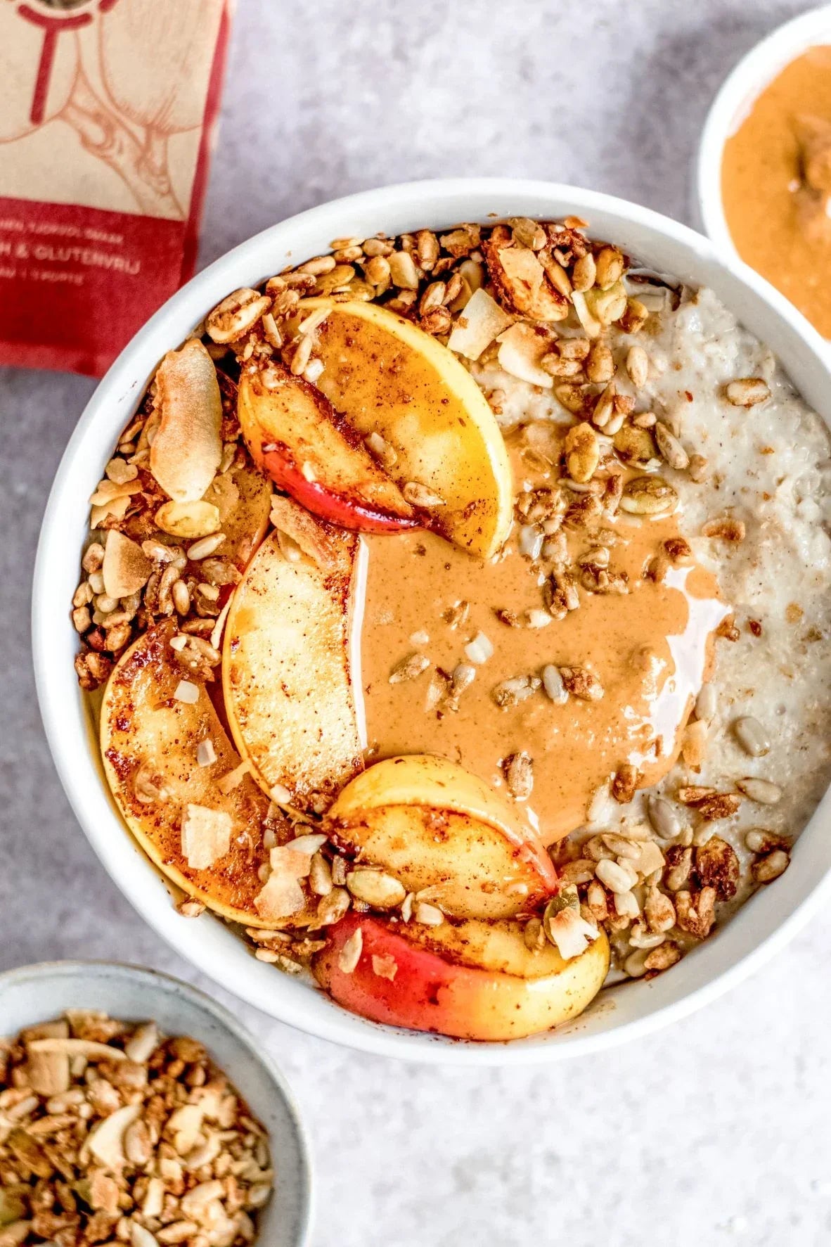 Gekarameliseerde appels met Oot Easy Oats en granola